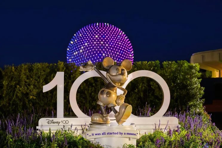 La estatua de Mickey instalada en el marco de los 100 años de los estudios Disney, en el Walt Disney World Resort. El estudio de animación celebró su centenario con un cortometraje especial.