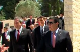 Darío Messer (i) y Horacio Cartes caminaban juntos durante una visita oficial del último a Israel.