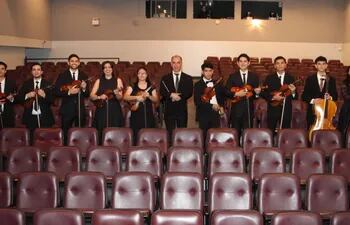 La Orquesta de Cámara Juvenil del CCPA, aquí junto a su director titular Gabriel Graziani.