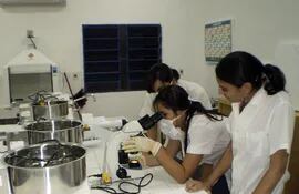 estudiantes-del-curso-de-magister-en-tecnologia-de-alimentos-durante-las-practicas-en-el-laboratorio-de-la-universidad-nacional-de-itapua--231904000000-546788.jpg