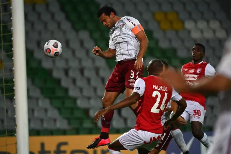 Federico Chaves (d), Fred de Fluminense anota un gol hoy en un partido de la Copa Libertadores entre Santa Fe y Fluminense en el estadio Centenario en Armenia (Colombia).