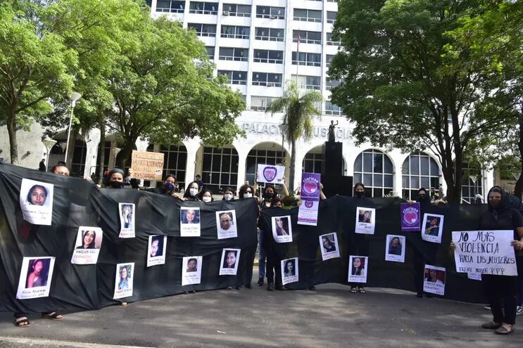 Mujeres de la Articulación Feminista se manifestaron esta mañana frente al Palacio de Justicia, exigiendo justicia para las víctimas de feminicidio y para realizar el lanzamiento de la ya tradicional marcha denominada “25NPy”.