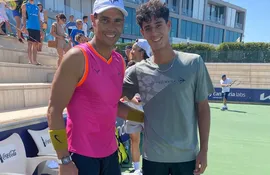 Rafael Nadal (i) y Adolfo Daniel Vallejo en la academia de tenis del jugador español en Manacor.