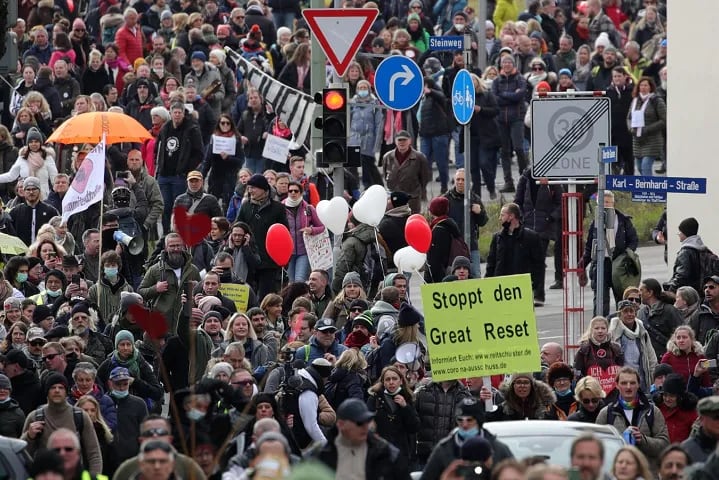 Cientos de manifestantes salieron a las calles de la localidad de Hassel, Alemania, en rechazo al confinamiento.