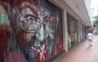 Un mural que retrata a Desmond Tutu en una calle de Ciudad del Cabo, Sudáfrica.