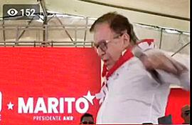 Nicanor Duarte Frutos, tropezó y cayó del escenario durante un mitin político en Itapúa.