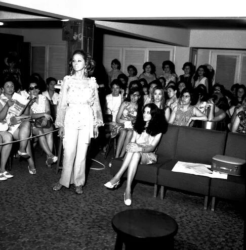 Mirta Gusinky durante el Cursillo Navideño organizado por ABC Color en 1969.