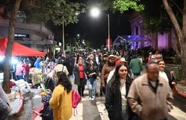 La ciudadanía tomó las calles del microcentro de Asunción para celebrar las fiestas patrias.