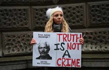 Partidarios del fundador de Wikileaks, Julian Assange, se manifiestan frente a la corte de Old Bailey en el centro de Londres.