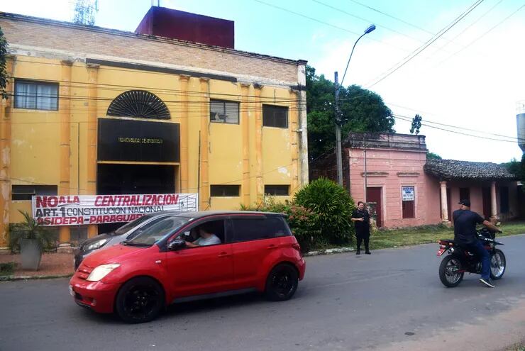 Varios contribuyentes se acercaron a la Municipalidad para pagar sus impuestos y la encontraron cerrada con un cartel que dice "No a la Centralización". El personal policial es la que daba orientaciones a los ciudadanos de Paraguarí.