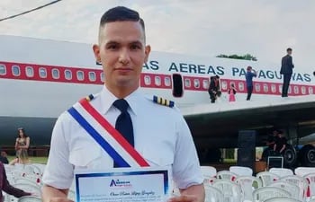 El Suboficial Ayudante Óscar López obtuvo el título de Piloto Aviador Civil (PAC).