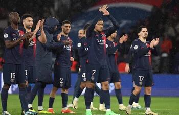 Paris Saint-Germain's French forward #07 Kylian Mbappe (C) and teammates applaud supporters at the end of the French L1 football match between Paris Saint-Germain (PSG) and Le Havre AC at the Parc des Princes Stadium in Paris on April 27, 2024. (Photo by FRANCK FIFE / AFP)