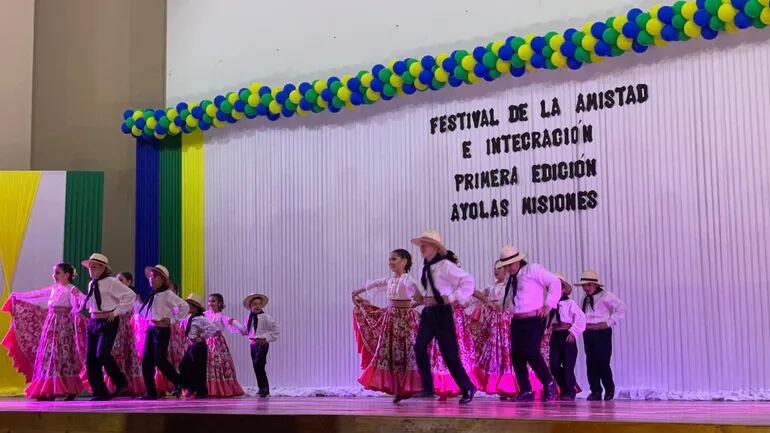 Exitoso festival de la Amistad e Integración  en el teatro Mil Viienda de Ayolas