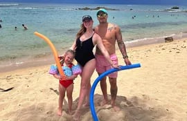 ¡Bella familia! Flopy Conde con su bebé a bordo, Dakota y Joseca Báez, en las playas de Puerto Rico.