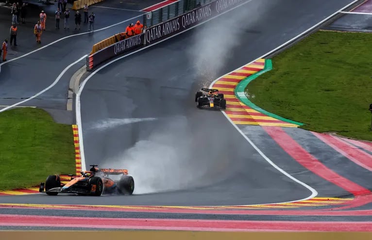 El monoplaza de McLaren del australiano Oscar Piastri es esco0lta por el Red Bull Racing del neerlandés Max Verstappen durante la carrera sprint del Gran Premio de Bélgica en el circuito de Spa-Francorchamps, en Stavelot, Bélgica.