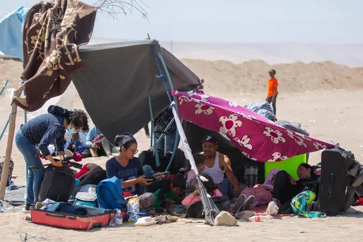 Cientos de migrantes Venezolanos, Colombianos y Haitianos se encuentran varados en la zona fronteriza de Perú y Chile.