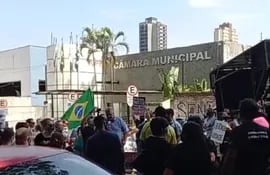 Los manifestantes se movilizaron frente a la Junta Municipal de Foz de Yguazú.