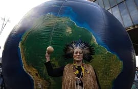 Un indígena guaraní participa de un acto por el clima en el centro de Sao Paulo (Brasil).