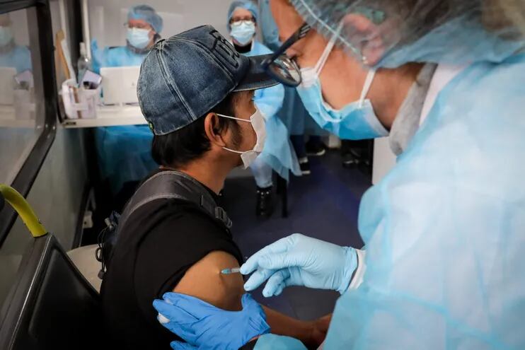 Un ciudadano indonesio recibe hoy la vacuna contra el covid-19, en Montevideo (Uruguay).