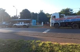 Camioneros de Paraguarí apostados al costado de la ruta PY01, kilómetro 63