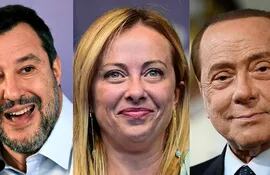 La futura primera ministra de Italia, Giorgia Meloni (C), junto a sus aliados Matteo Salvini (d)y Silvio Berlusconi (d). (AFP)