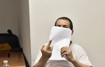 El Dr. Miguel Angel Cavallo realiza gestos obcenos al reportero gráfico de Abc, en la sala de juicio oral.