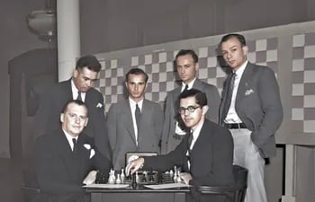 Alexander Alekhine, Isaac Kashdan, J. J. Araiza , Samuel Reshevsky , Harry Borochow, y Arthur W. Dake participantes de Pasadena 1932 (Foto, Los Angeles Times).
