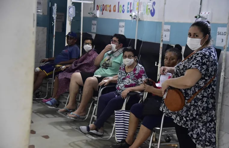 Un grupo de adultos mayores eran hidratados con suero esta mañana, en el Hospital General Barrio Obrero de Asunción.