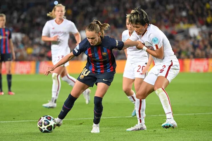 La noruega Caroline Graham (i), del Barcelona, cubre la posesión del balón ante  la japonesa Moeka Minami, de la Roma, durante el partido disputado ayer en el Camp Nou.