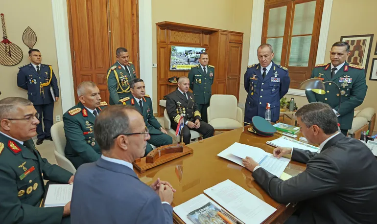 El presidente Santiago Peña con el ministro de Defensa, Óscar González y otras autoridades militares.