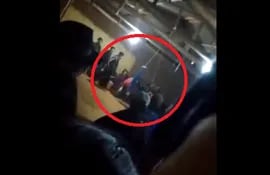 Captura del video que demuestra la tortura a la cual eran sometidas las personas secuestradas.