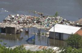 toneladas-de-basura-flotan-en-el-rio-paraguay-en-la-zona-del-basural-de-cateura-ninguna-institucion-encargada-del-sector-ambiental-se-preocupa-de-v-192856000000-1408722.jpg