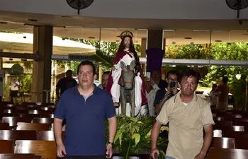 La bienvenida al Señor de las Palmas en la Iglesia María Auxiliadora del barrio Sajonia, Asunción.