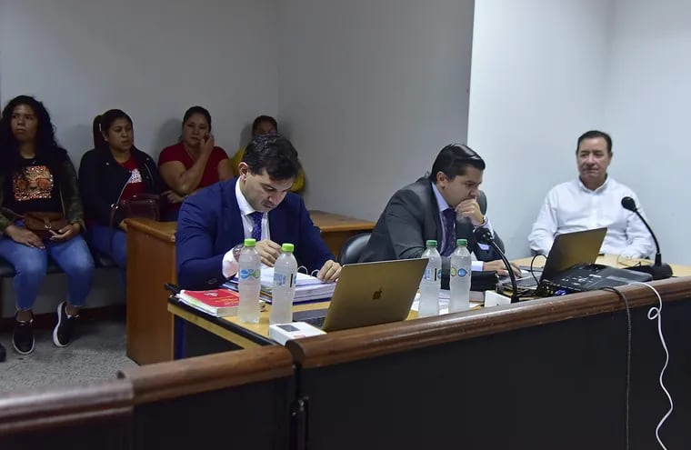 Diputado Miguel Cuevas (ANR - Fuerza Republicana) junto al abogado Guillermo Duarte, durante la presentación de los alegatos iniciales de la fiscalía.