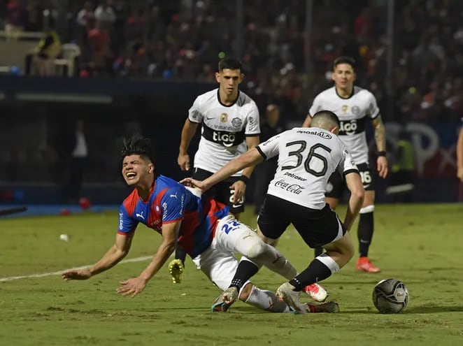 Claudio Aquino (i), de Cerro Porteño, pierde el balón con Facundo Zabala (d), de Olimpia, en La Nueva Olla.