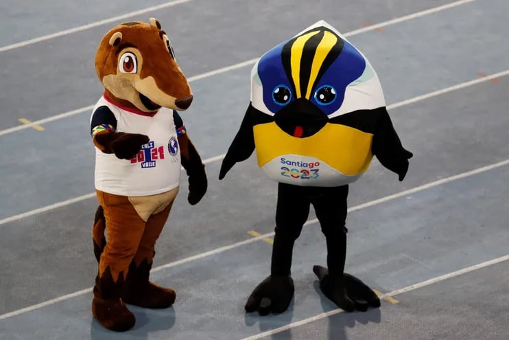 Pana (i), la mascota de los Juegos Panamericanos Junior, posa con Fiu, la mascota de los Juegos Panamericanos Santiago 2021.