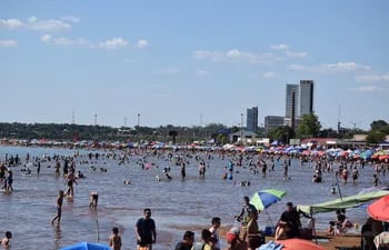 La playa San José de Encarnación colmada de veraneantes. Miles de visitantes pasaron el primer día del año 2022 disfrutando de las playas encarnacenas sobre el río Paraná.