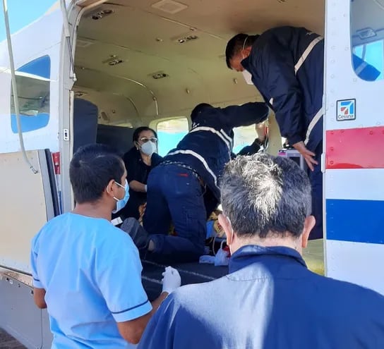 Momento en que la paciente era alzada a la aeronave para ser trasladada a Asunción
