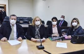 María Esther Roa junto a sus abogados Guillermo Ferreiro y Sary Helman, en la sala de juicios orales.