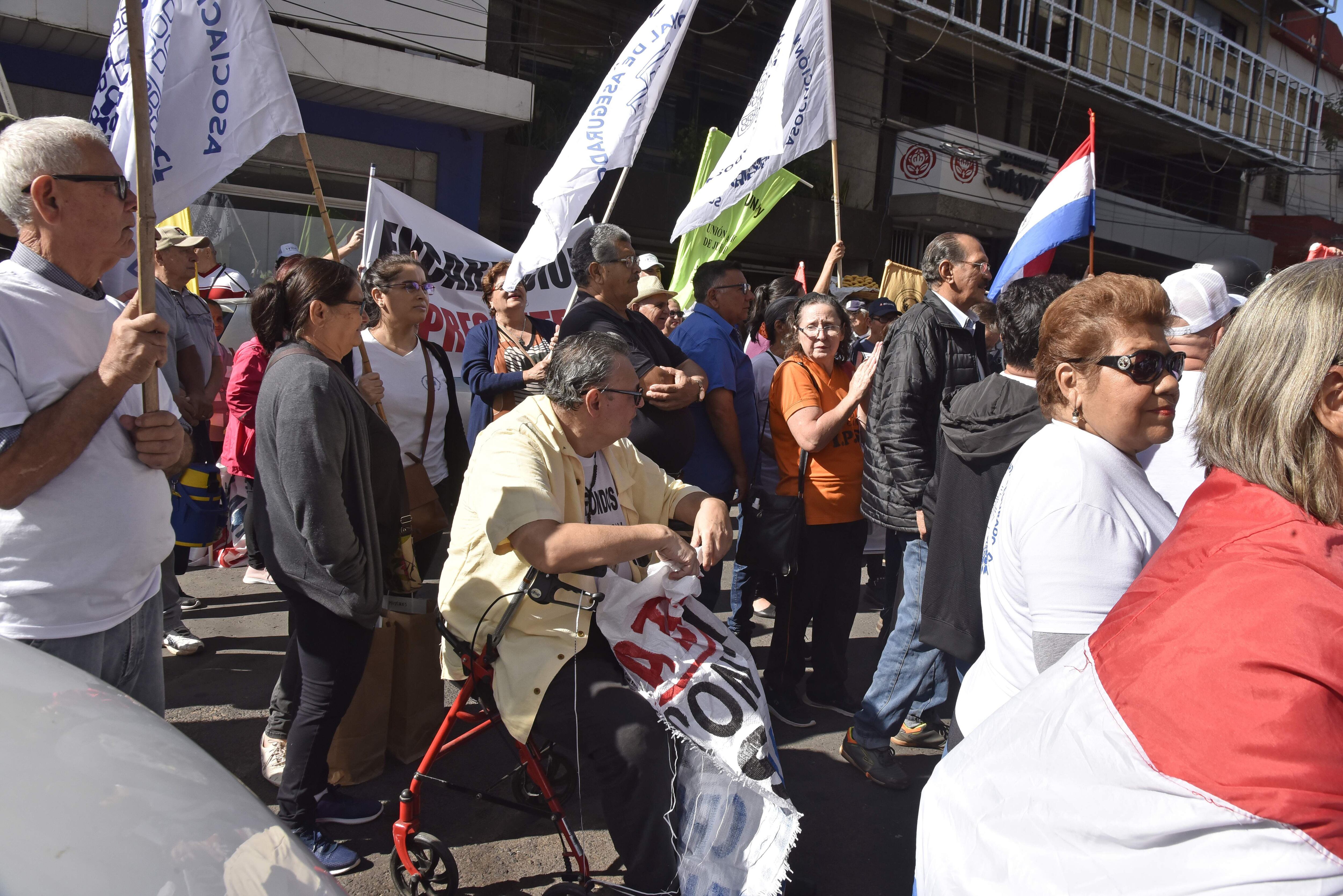 La semana pasada, asegurados, jubilados y pensionados del IPS se manifestaron frente a la Caja Central para reclamar mejores prestaciones y la destitución inmediata de Vicente Bataglia, presidente del Consejo de Administración. 