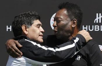 Maradona y Pelé, en una foto de junio de 2016.