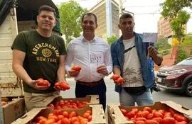 El ministro de Agricultura, Dr. Vet. Carlos Giménez, con productores de tomate en la feria hortícola, en una plaza capitalina.