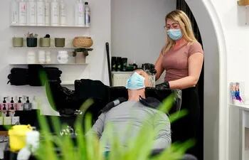La reapertura de peluquerías constituye un primer paso de relajación de las restricciones en Alemania.