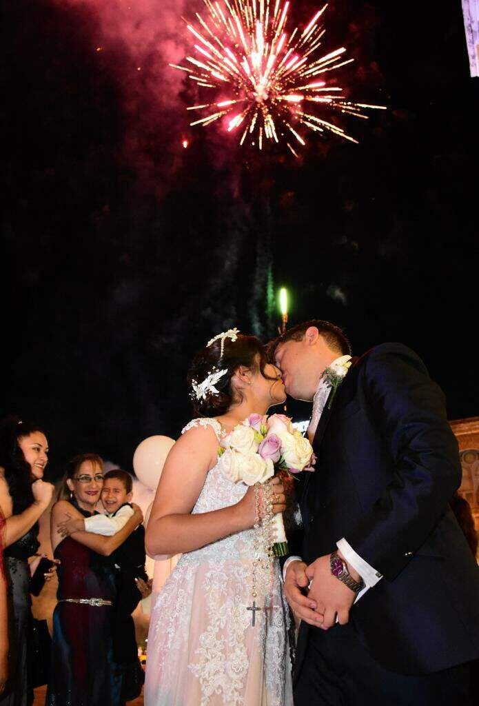 Juan José y Daisy luego de la ceremonia religiosa coronaron su unión con un show de fuegos artificiales a cargo de Cienfuegos.