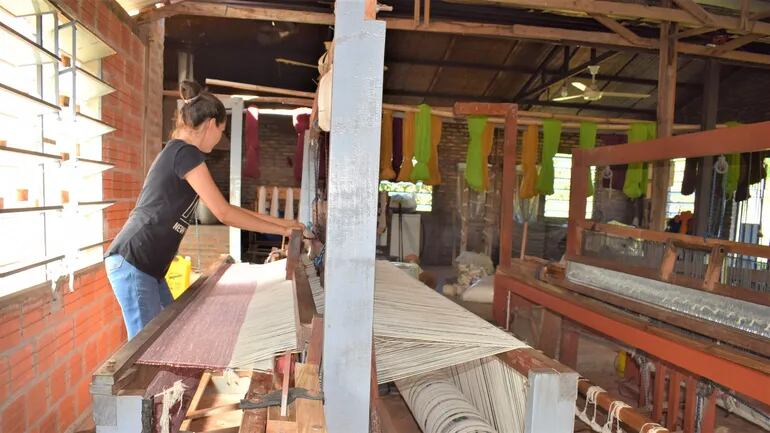 Artesanos de Carapeguá piden garantizar materia prima para seguir produciendo los diferentes artículos.