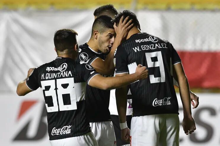 Jorge Recalde y Hugo Quintana celebran junto a González después de anotar el gol del decano