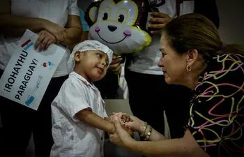 Un niño salvadoreño de 3 años que fue sometido a un trasplante de médula alogénico fue dado de alta hoy en el Hospital Pediátrico Niños de Acosta Ñu.