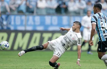 El paraguayo Ángel Romero, jugador de Corinthians, define a gol en un partido contra Gremio por la Serie A de Brasil en el estadio Arena do Gremio, en Porto Alegre.