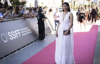 La actriz paraguaya Majo Cabrera posa en la alfombra roja del Festival de Cine de San Sebastián, en el estreno de la serie "Nada".