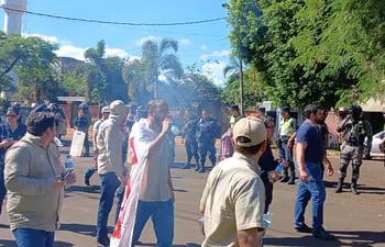 Los manifestantes al momento de hacer la "pasada" de escrache frente a la vivienda del senador Javier Zacarías Irún en Ciudad del Este.